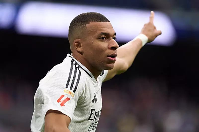 ريال مدريد يقدم لمبابي عرضه الخاص بقميص لوكا مودريتش