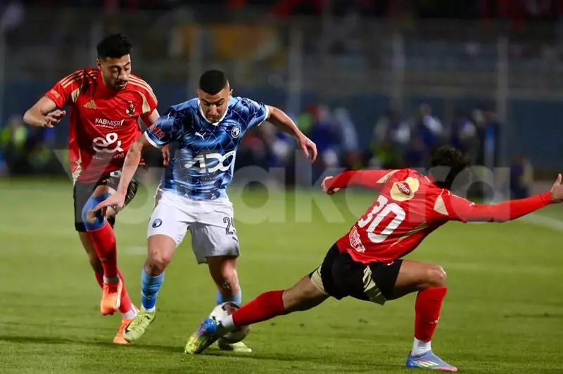 فرص تتويج الأهلي وبيراميدز بلقب الدوري المصري: حامل اللقب في موقف مثير