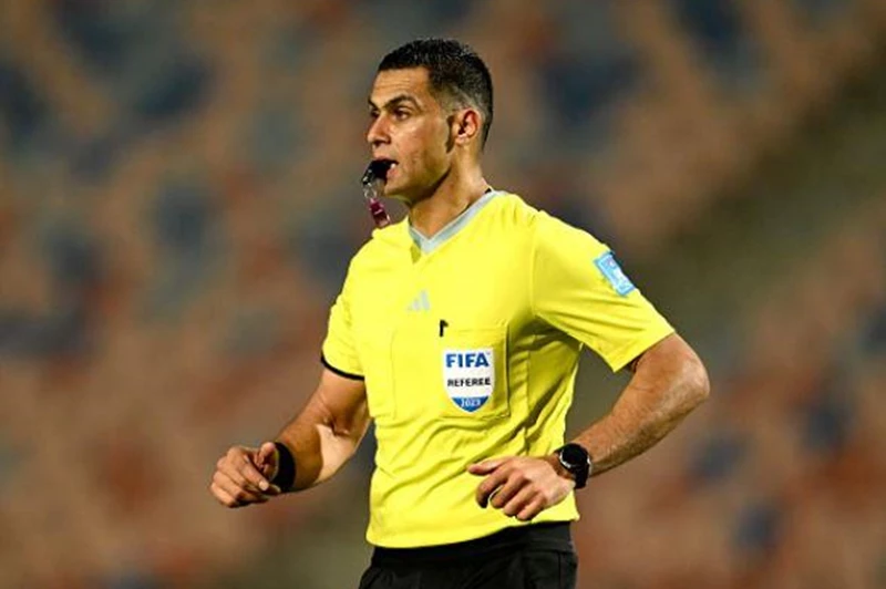 معروف يتولى زمام إدارة مباراة بيراميدز وسيراميكا في صراع انتزاع لقب الدوري
