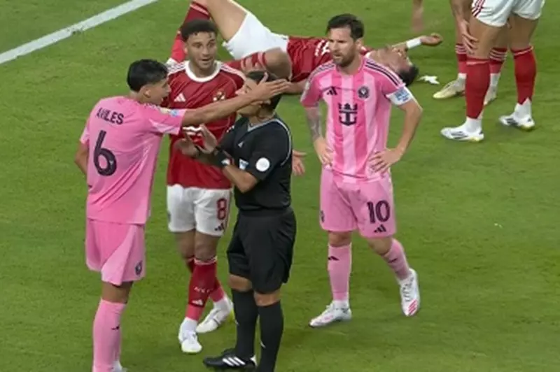 تريزيجيه يتسبب في جدل تحكيمي: هل كان طرد لاعب إنتر ميامي أمام الأهلي مبررًا؟ (صور)