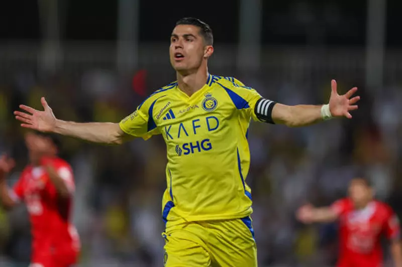 تقارير: رونالدو يواصل مسيرته مع النصر ويعزز دوره في صفقات الموسم الجديد