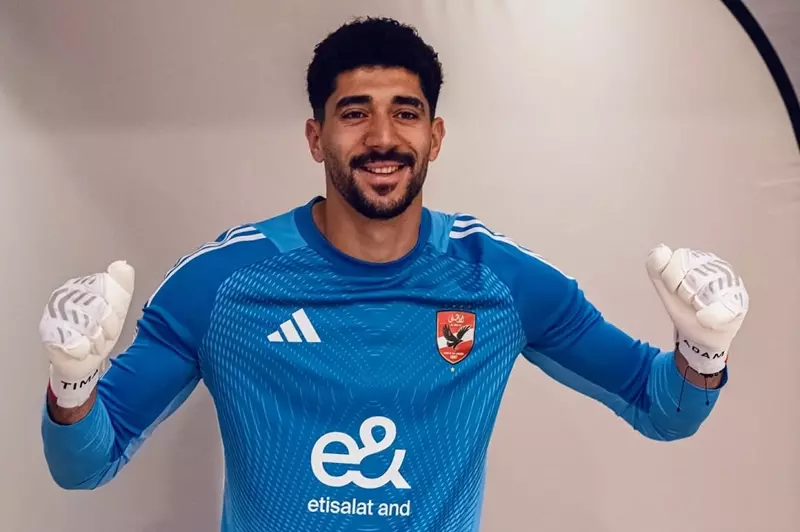 حارس الأهلي الجديد ينضم إلى قائمة الأطول في كأس العالم للأندية بمصافحة دوناروما وكورتوا (صور)