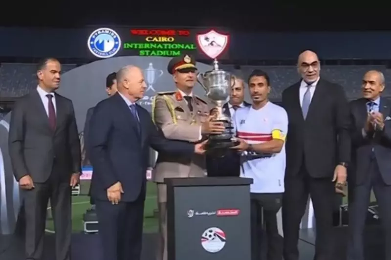 لحظة مؤثرة عقب تتويج الزمالك: شيكابالا يسلم كأس مصر لعبد الشافي