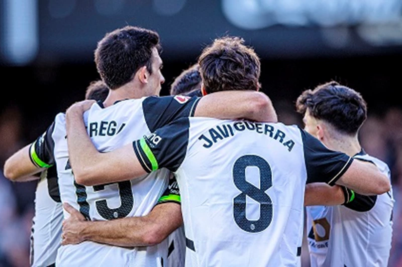 ليفربول يضع نصب عينيه التعاقد مع مدافع فالنسيا